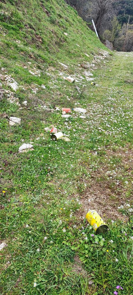 πεταμένες κονσέρβες σε όλο το μονοπάτι προς τον Πύργο 1