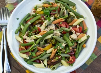 Τονοσαλάτα με πένες, φασολάκια και ντοματίνια ipiyiu