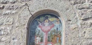 Εμφανείς οι ρωγμές στον εξωτερικό τοίχο και την πόρτα της Παναγίας της Σπηλιάς από τον σεισμό moyzaki 2